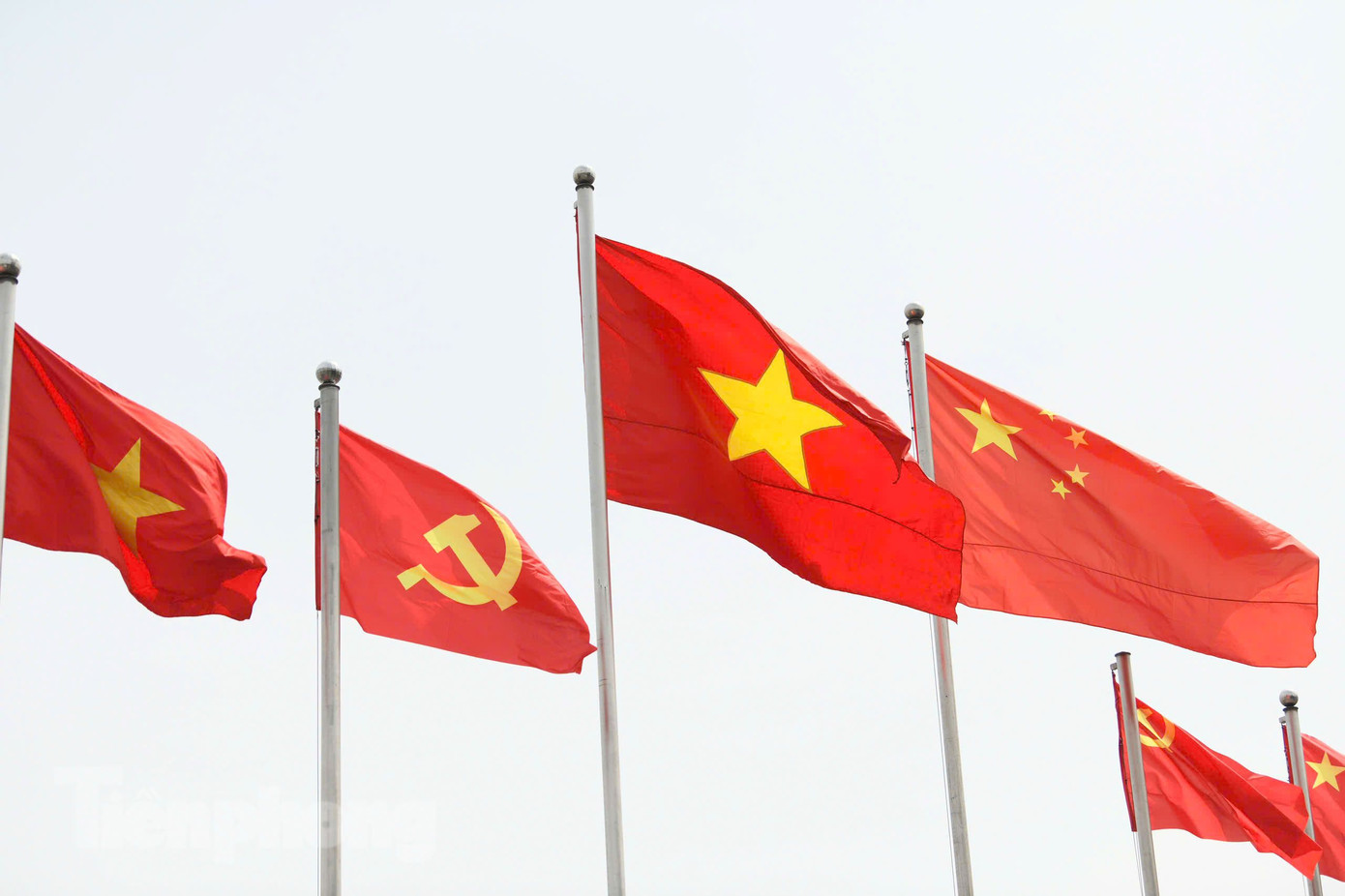 Quốc kỳ Việt Nam và Quốc kỳ Trung Quốc tung bay trong sân bay. Ảnh: Như Ý.