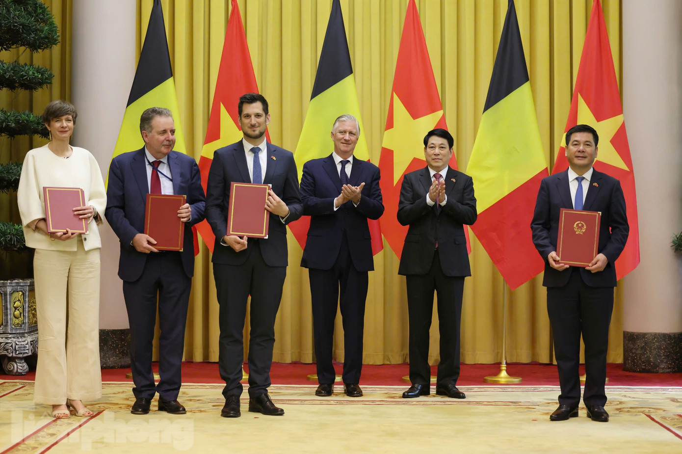 Chủ tịch nước Lương Cường và Nhà vua Bỉ chứng kiến lễ trao các văn kiện hợp tác. (Ảnh: Như Ý)