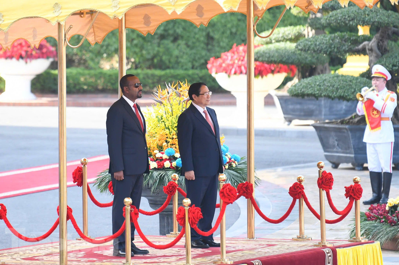 Hai Thủ tướng đứng trên bục danh dự nghe cử hành Quốc thiều trong lễ đón chính thức. Ảnh: Như Ý Hai Thủ tướng đứng trên bục danh dự nghe cử hành Quốc thiều trong lễ đón chính thức. Ảnh: Như Ý