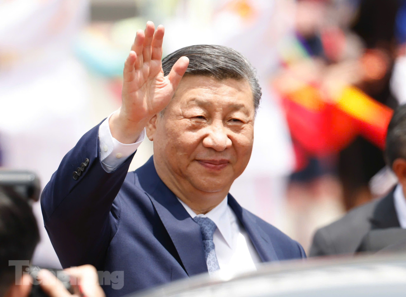 Tổng Bí thư, Chủ tịch nước Trung Quốc Tập Cận Bình vẫy chào trước khi lên xe rời sân bay Nội Bài. Ảnh: Như Ý Tổng Bí thư, Chủ tịch nước Trung Quốc Tập Cận Bình vẫy chào trước khi lên xe rời sân bay Nội Bài. Ảnh: Như Ý