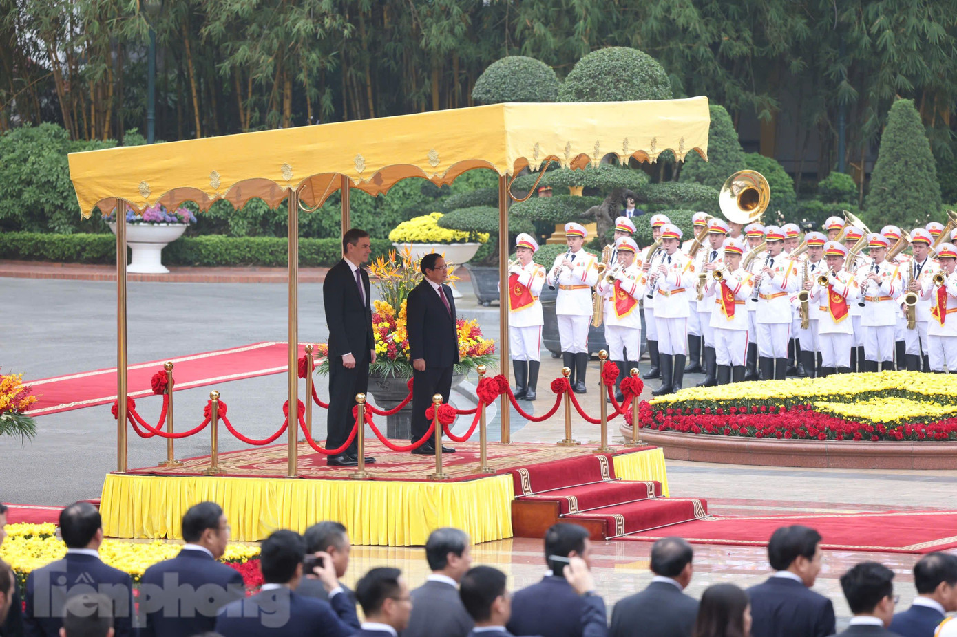 Hai Thủ tướng đứng trên bục danh dự nghe cử hành quốc thiều Việt Nam và Tây Ban Nha. (Ảnh: Như Ý) Hai Thủ tướng đứng trên bục danh dự nghe cử hành quốc thiều Việt Nam và Tây Ban Nha. (Ảnh: Như Ý)