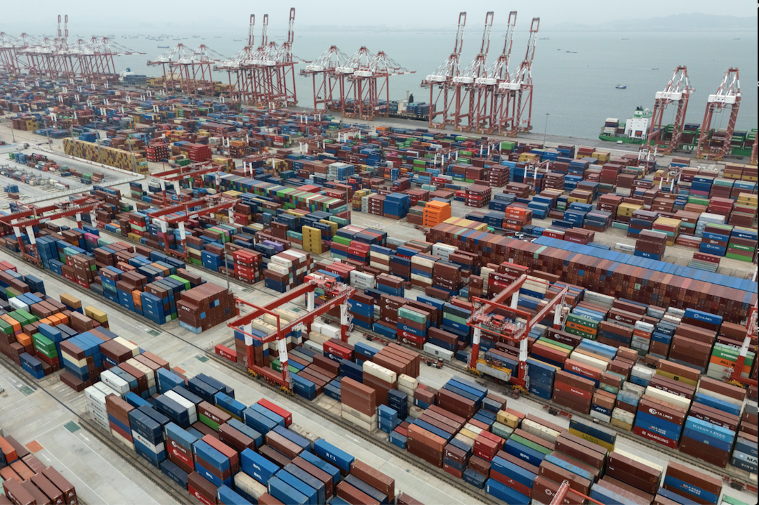 Các container vận chuyển hàng hoá ở cảng Quảng Châu, Trung Quốc, ngày 17/4. (Ảnh: AP) Các container vận chuyển hàng hoá ở cảng Quảng Châu, Trung Quốc, ngày 17/4. (Ảnh: AP)