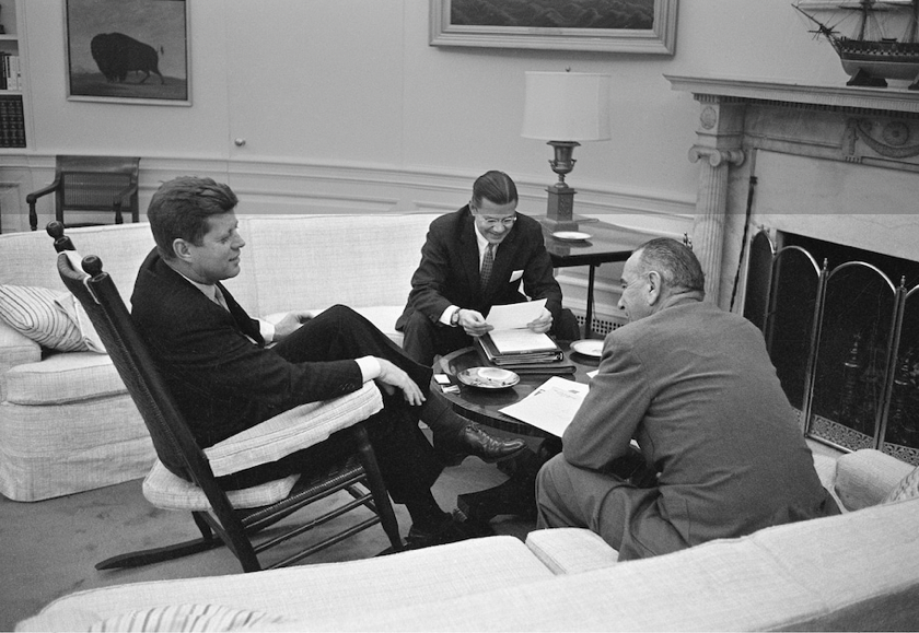 (Từ trái sang) Tổng thống John F. Kennedy, Bộ trưởng Quốc phòng Robert McNamara và Phó Tổng thống Lyndon B. Johnson nói chuyện tại Nhà Trắng vào tháng 3/1961. (Ảnh: AP) (Từ trái sang) Tổng thống John F. Kennedy, Bộ trưởng Quốc phòng Robert McNamara và Phó Tổng thống Lyndon B. Johnson nói chuyện tại Nhà Trắng vào tháng 3/1961. (Ảnh: AP)