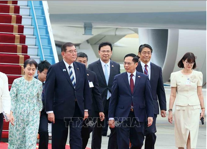 Phó Thủ tướng, Bộ trưởng Ngoại giao Bùi Thanh Sơn đón Thủ tướng Nhật Bản Ishiba Shigeru và Phu nhân tại sân bay. Ảnh: TTXVN