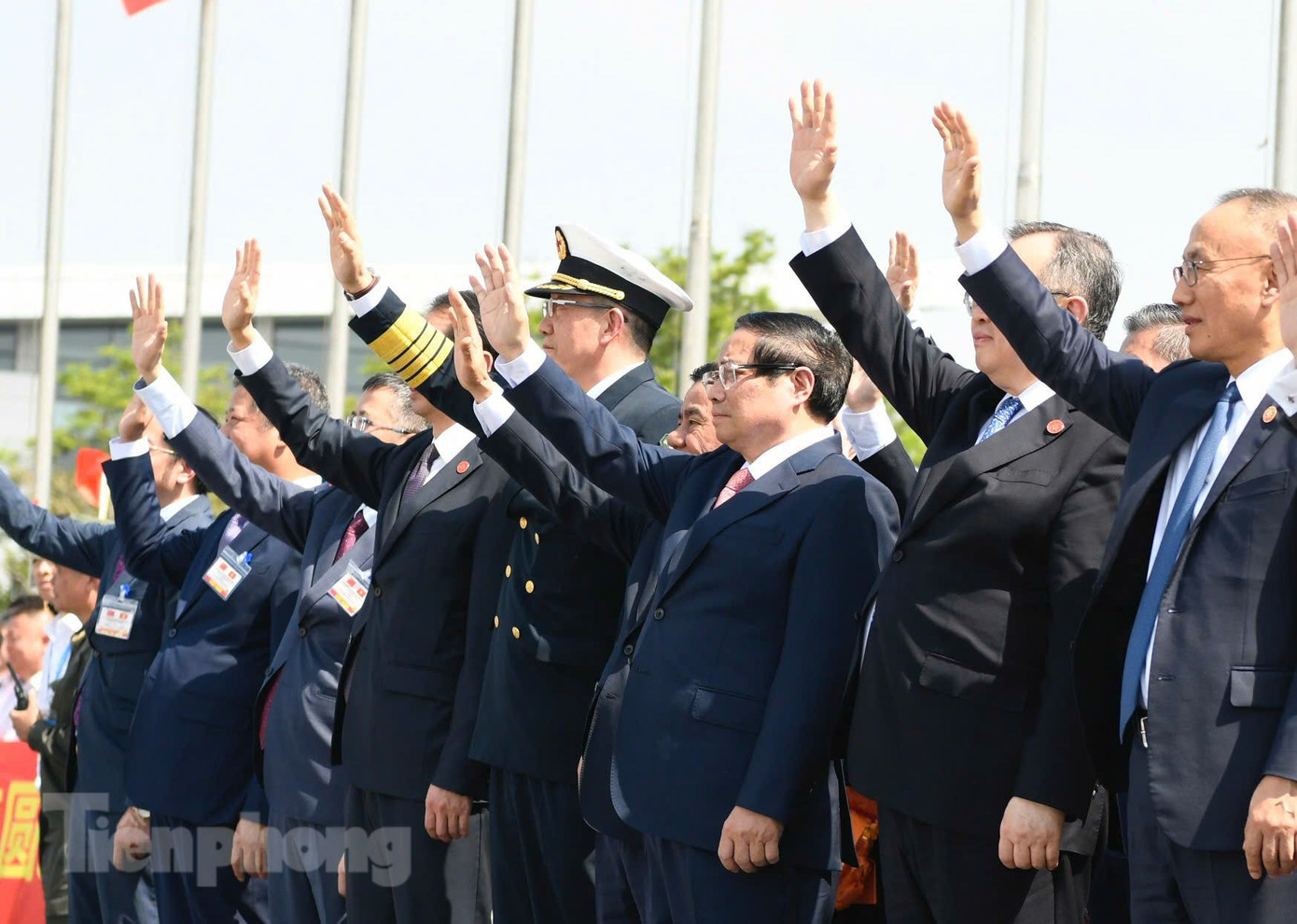 Thủ tướng Phạm Minh Chính và các quan chức cấp cao Việt Nam tiễn Tổng Bí thư, Chủ tịch nước Trung Quốc Tập Cận Bình. Ảnh: Như Ý Thủ tướng Phạm Minh Chính và các quan chức cấp cao Việt Nam tiễn Tổng Bí thư, Chủ tịch nước Trung Quốc Tập Cận Bình. Ảnh: Như Ý