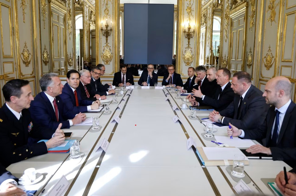 Cuộc họp của các quan chức Mỹ và Ukraine tại Paris ngày 17/4. (Ảnh: WSJ)