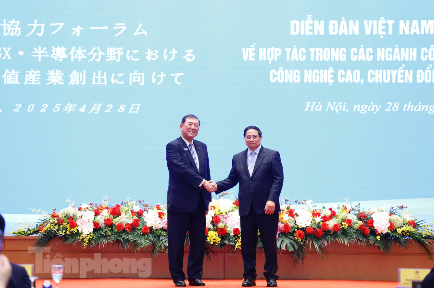 Thủ tướng Phạm Minh Chính và Thủ tướng Nhật Bản Ishiba Shigeru tại diễn đàn ngày 28/4. Ảnh: Như Ý