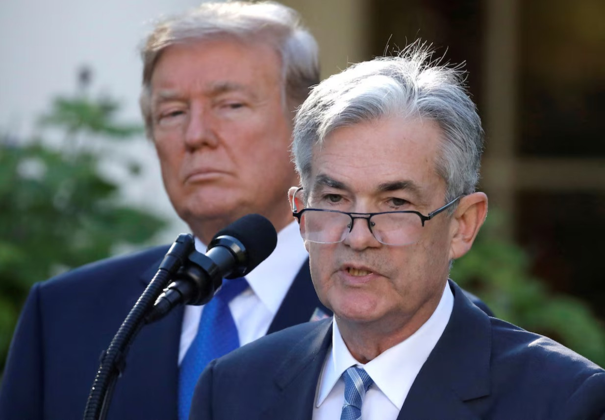 Chủ tịch Fed Jerome Powell trong một lần phát biểu khi đứng cạnh ông Trump. (Ảnh: Reuters)