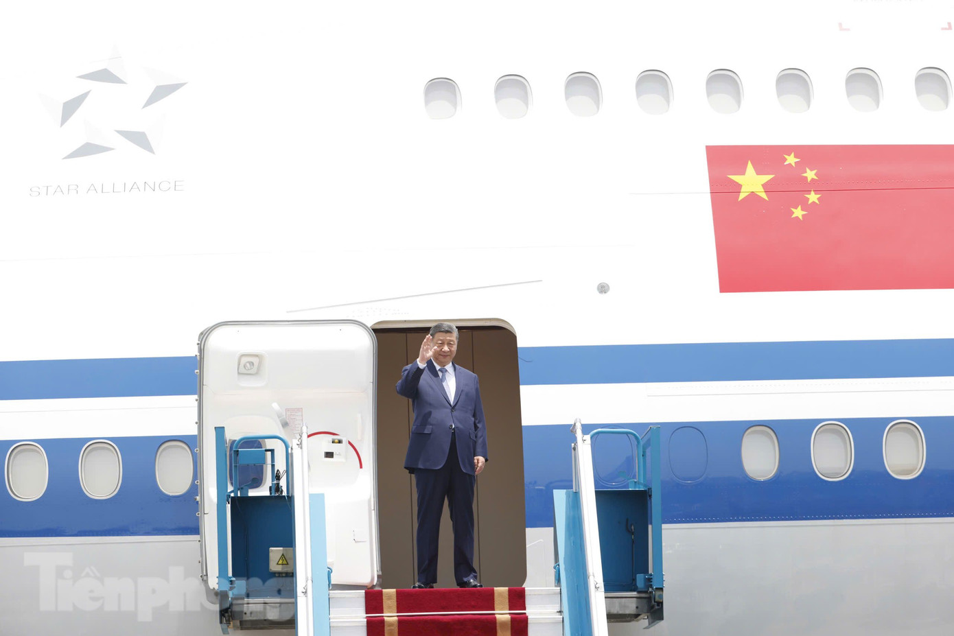 Tổng Bí thư, Chủ tịch nước Trung Quốc Tập Cận Bình vẫy chào khi bước ra từ cửa máy bay. Ảnh: Như Ý) Tổng Bí thư, Chủ tịch nước Trung Quốc Tập Cận Bình vẫy chào khi bước ra từ cửa máy bay. Ảnh: Như Ý)