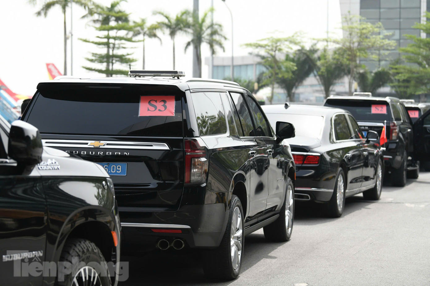 Đoàn xe đón Tổng Bí thư, Chủ tịch nước Trung Quốc Tập Cận Bình đã có mặt tại sân bay quốc tế Nội Bài. Ảnh: Như Ý.