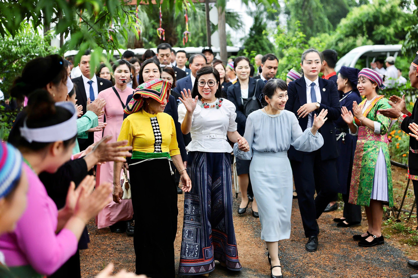 Hai Phu nhân đến thăm Làng Văn hóa - Du lịch các dân tộc Việt Nam. Ảnh: Nhật Minh