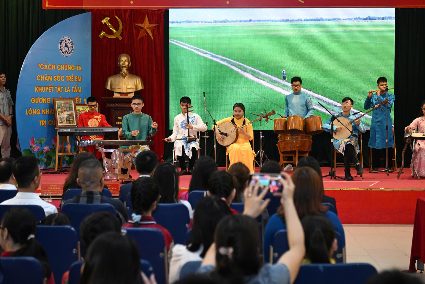 Hai Phu nhân xem các học sinh khiếm thị biểu diễn bằng nhạc cụ dân tộc. Ảnh: Nguyễn Quân