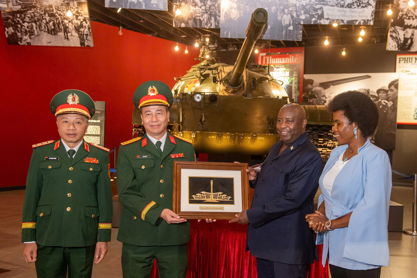 Lãnh đạo Bảo tàng trao tặng Tổng thống Burundi Évariste Ndayishimiye và Phu nhân tranh lưu niệm của Bảo tàng. (Ảnh: Nhật Minh)