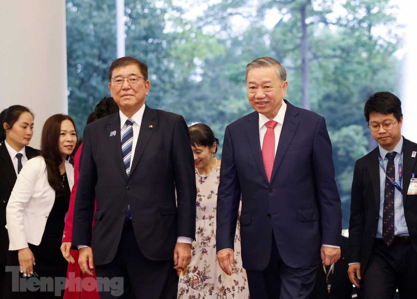 Tổng Bí thư Tô Lâm và Thủ tướng Nhật Bản Ishiba Shigeru tiến vào phòng họp trong Trụ sở Trung ương Đảng. Ảnh: Như Ý