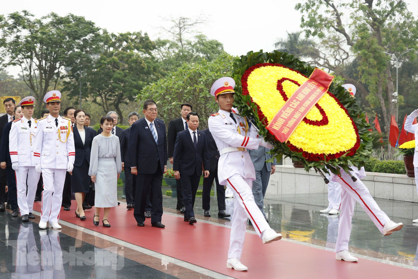 Đoàn của Thủ tướng Nhật Bản đặt vòng hoa tại Đài Tưởng niệm các Anh hùng Liệt sĩ. Ảnh: Như Ý Đoàn của Thủ tướng Nhật Bản đặt vòng hoa tại Đài Tưởng niệm các Anh hùng Liệt sĩ. Ảnh: Như Ý