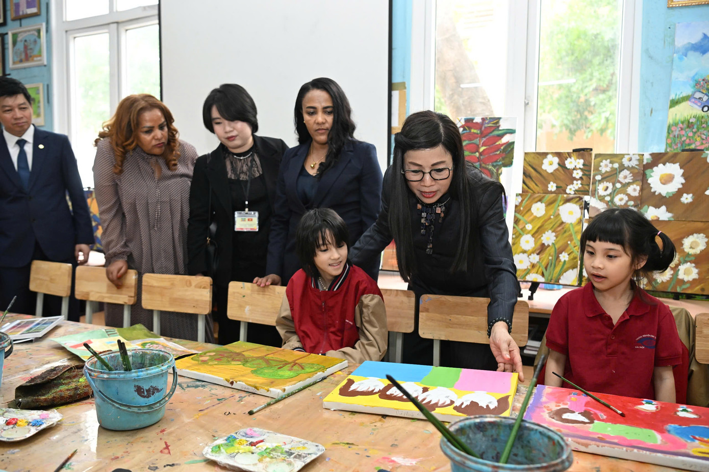 Hai Phu nhân xem các học sinh vẽ tranh. Ảnh: Nguyễn Quân