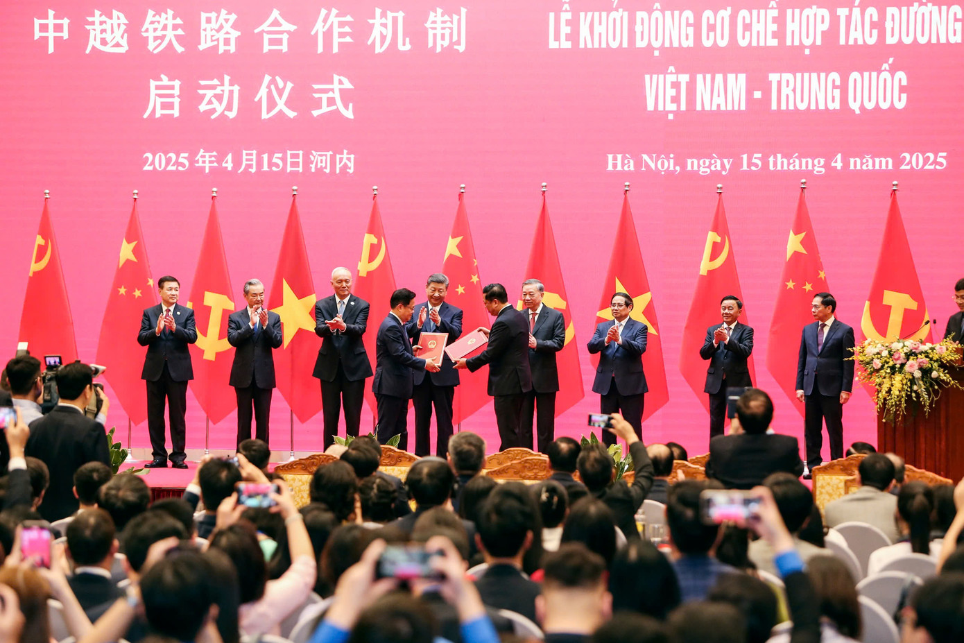 Tổng Bí thư Tô Lâm, Thủ tướng Phạm Minh Chính cùng Tổng Bí thư, Chủ tịch nước Trung Quốc Tập Cận Bình và các quan chức cấp cao hai nước dự Lễ khởi động cơ chế hợp tác đường sắt Việt Nam – Trung Quốc. Ảnh: Nhật Minh Tổng Bí thư Tô Lâm, Thủ tướng Phạm Minh Chính cùng Tổng Bí thư, Chủ tịch nước Trung Quốc Tập Cận Bình và các quan chức cấp cao hai nước dự Lễ khởi động cơ chế hợp tác đường sắt Việt Nam – Trung Quốc. Ảnh: Nhật Minh