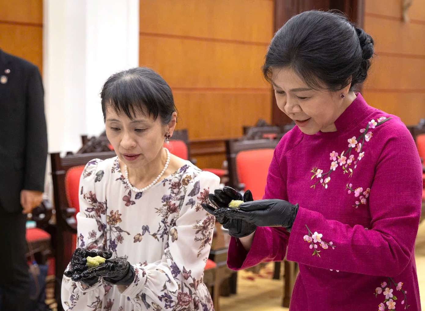 Hai Phu nhân cùng làm bánh cốm. Ảnh: Như Ý Hai Phu nhân cùng làm bánh cốm. Ảnh: Như Ý