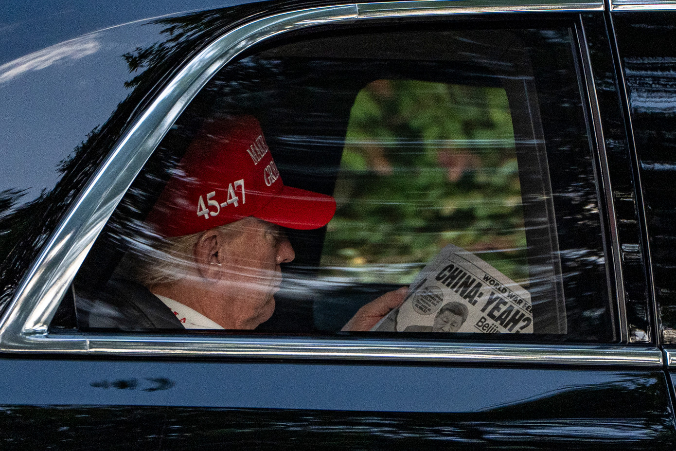 Tổng thống Donald Trump đọc báo khi trên đường đến Câu lạc bộ Golf quốc gia Trump, ngày 5/4. (Ảnh: AP) Tổng thống Donald Trump đọc báo khi trên đường đến Câu lạc bộ Golf quốc gia Trump, ngày 5/4. (Ảnh: AP)