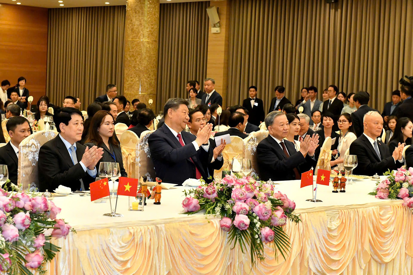 Tổng Bí thư Tô Lâm, Chủ tịch nước Lương Cường và Tổng Bí thư, Chủ tịch nước Trung Quốc trong tiệc chiêu đãi cấp Nhà nước tối 14/4. Ảnh: Đăng Khoa