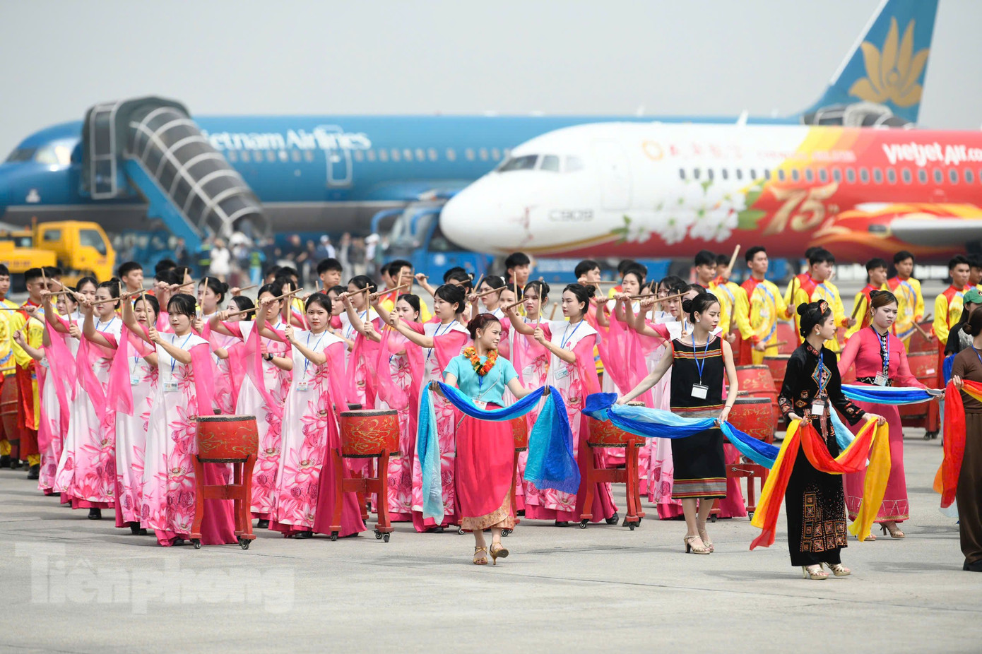 200 học viên thuộc đoàn nghệ thuật trống hội Học viện Cảnh sát nhân dân và 54 thiếu nữ mặc trang phục các dân tộc Việt Nam tham gia lễ đón nhà lãnh đạo Trung Quốc tại sân bay. Ảnh: Như Ý.