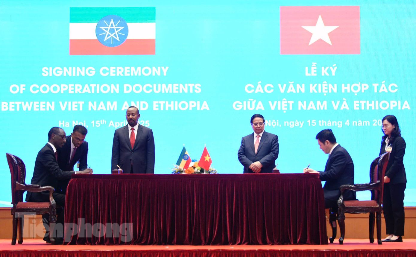 Hai Thủ tướng chứng kiến lễ ký văn kiện hợp tác. Ảnh: Như Ý Hai Thủ tướng chứng kiến lễ ký văn kiện hợp tác. Ảnh: Như Ý