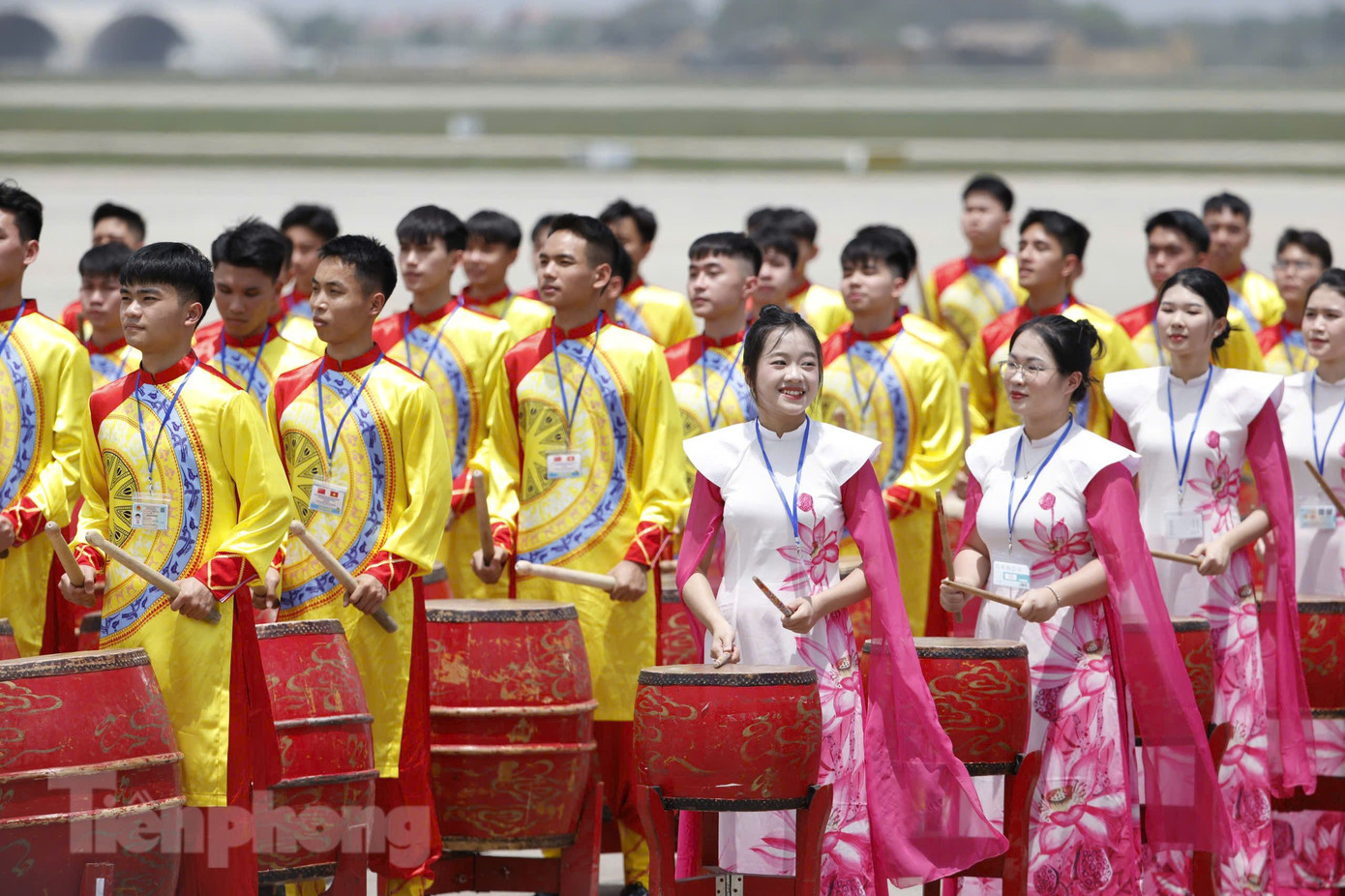 200 học viên thuộc đoàn nghệ thuật trống hội Học viện Cảnh sát nhân dân và 54 thiếu nữ mặc trang phục các dân tộc Việt Nam tham gia lễ đón nhà lãnh đạo Trung Quốc tại sân bay. Ảnh: Như Ý 200 học viên thuộc đoàn nghệ thuật trống hội Học viện Cảnh sát nhân dân và 54 thiếu nữ mặc trang phục các dân tộc Việt Nam tham gia lễ đón nhà lãnh đạo Trung Quốc tại sân bay. Ảnh: Như Ý