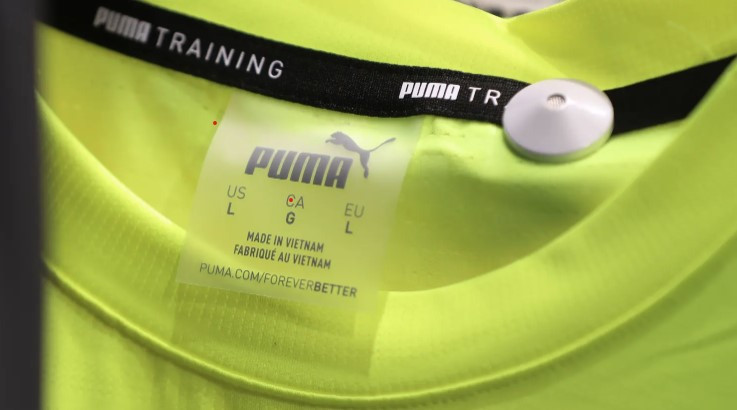 Dòng chữ &quot;Made in Vietnam&quot; trên mác một chiếc áo Puma. (Ảnh: Getty)