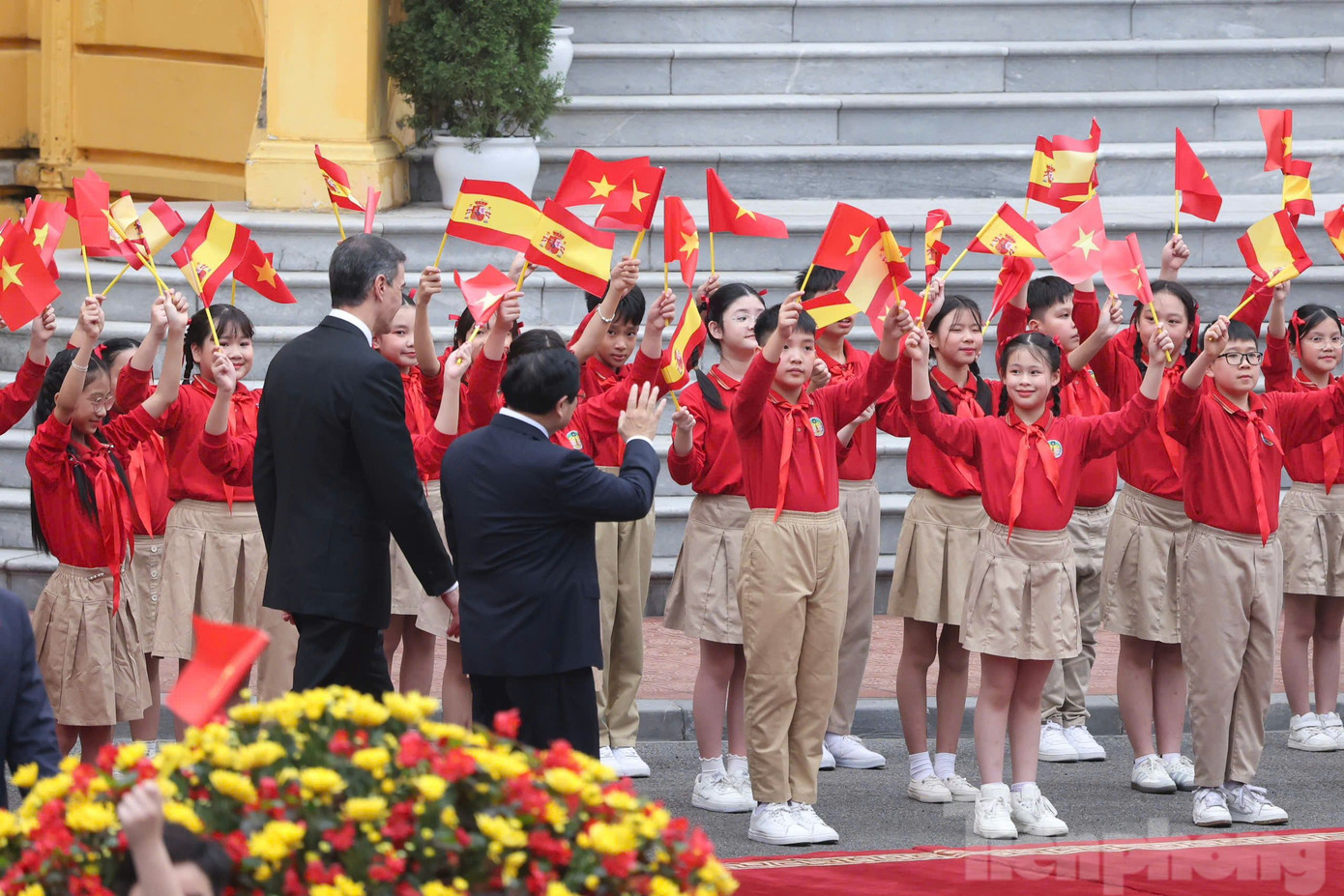 Các em thiếu nhi Hà Nội vẫy chào hai Thủ tướng. (Ảnh: Như Ý) Các em thiếu nhi Hà Nội vẫy chào hai Thủ tướng. (Ảnh: Như Ý)