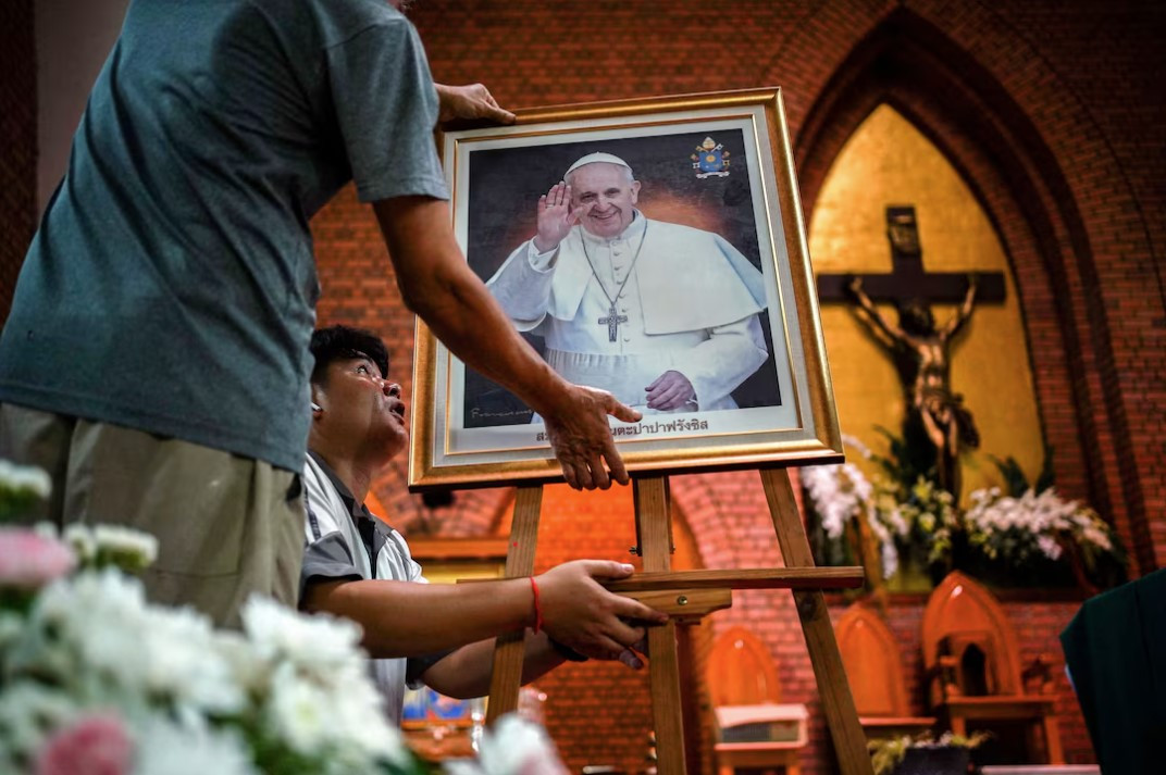 Bức chân dung Giáo hoàng Francis đang được treo ở nhà thờ Công giáo Saint Louis ở Bangkok, Thái Lan, ngày 21/4. (Ảnh: Reuters)