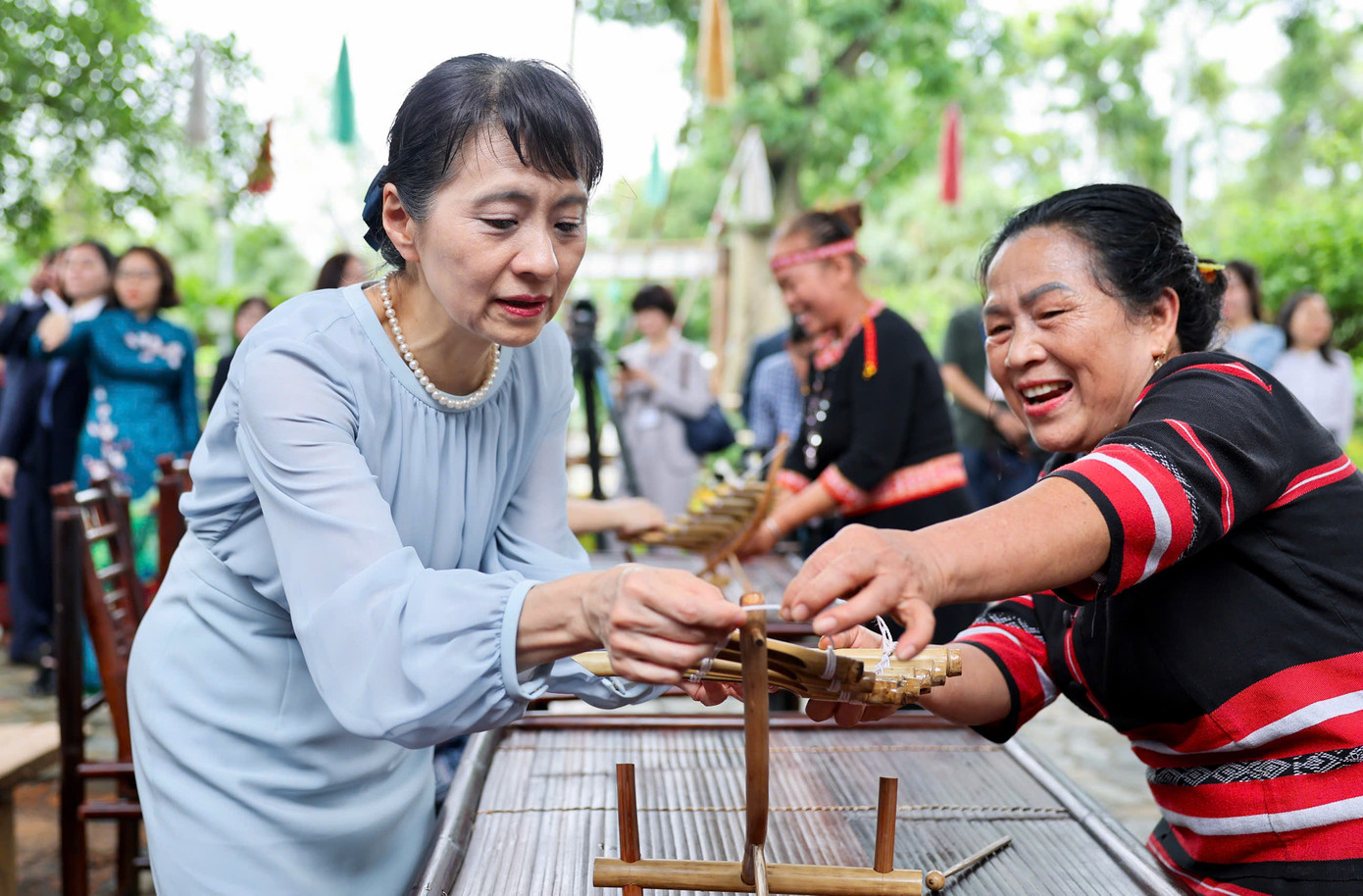 Phu nhân Ishiba Yoshio tìm hiểu mô hình nhạc cụ thu nhỏ của người dân tộc. Ảnh: Nhật Minh