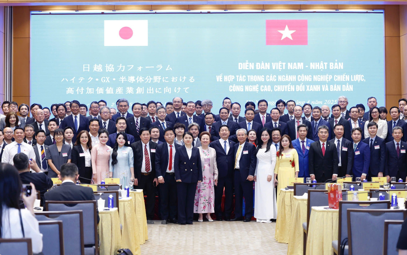 Hai Thủ tướng chụp ảnh chung với các doanh nghiệp, trường đại học Việt Nam - Nhật Bản dự diễn đàn. Ảnh: Như Ý