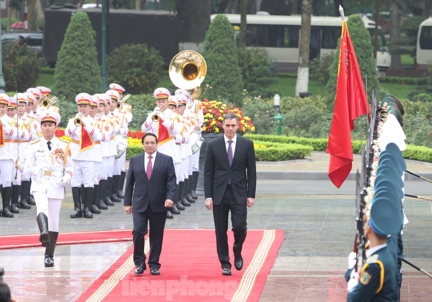 Hai Thủ tướng duyệt đội danh dự. (Ảnh: Như Ý) Hai Thủ tướng duyệt đội danh dự. (Ảnh: Như Ý)