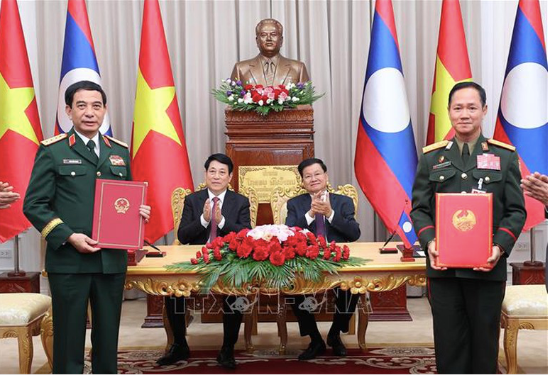 Chủ tịch nước Lương Cường cùng Tổng Bí thư, Chủ tịch nước Lào Thongloun Sisoulith chứng kiến lễ ký và trao Ý định thư giữa Bộ Quốc phòng Việt Nam và Bộ Quốc phòng Lào về việc Bộ Quốc phòng Việt Nam hỗ trợ xây dựng trụ sở Bộ Tư lệnh Bộ đội biên phòng, Quân đội nhân dân Lào. Ảnh: TTXVN.