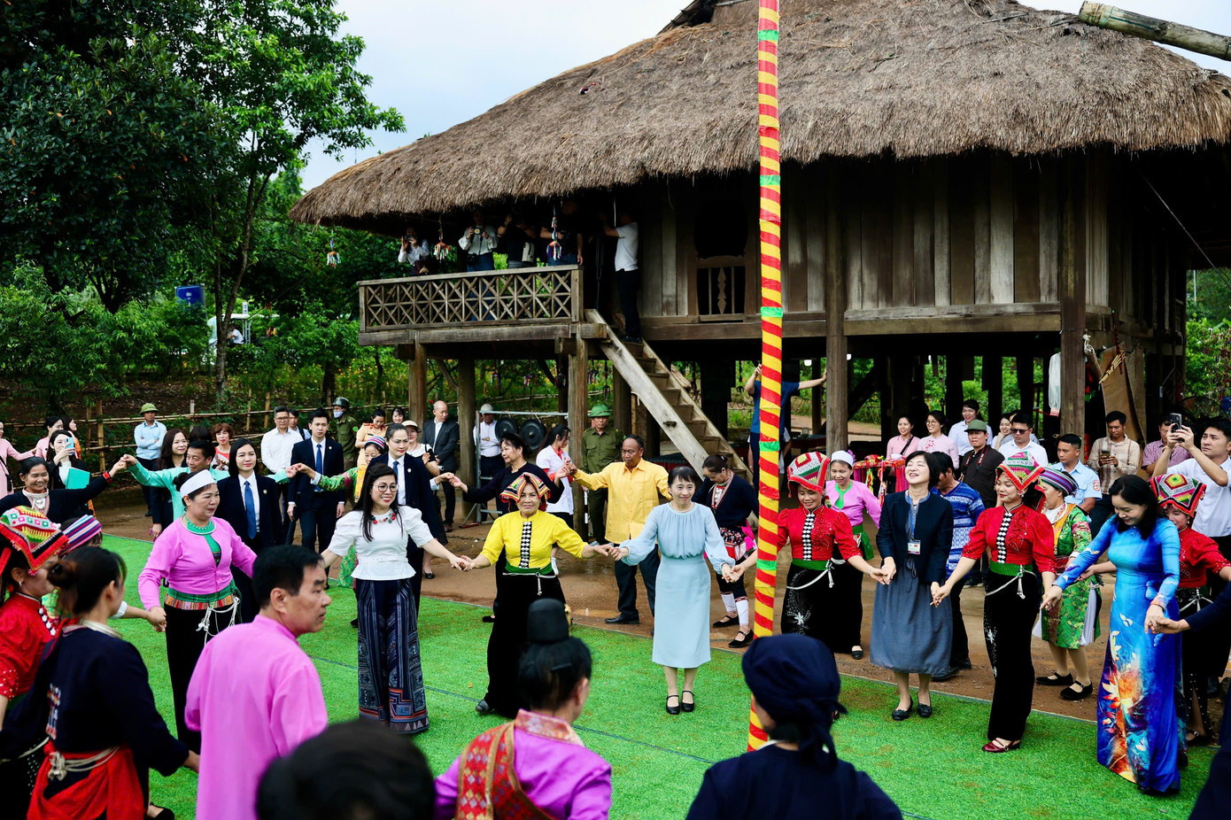 Hai Phu nhân múa xòe đoàn kết cùng đồng bào các dân tộc phía Bắc. Ảnh: Nhật Minh