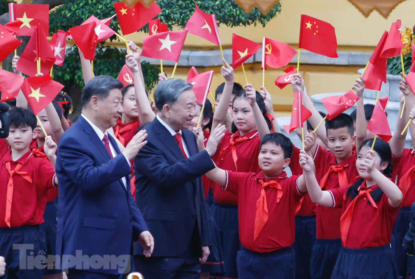 Hai nhà lãnh đạo vẫy chào các em thiếu nhi tại lễ đón. Ảnh: Như Ý Hai nhà lãnh đạo vẫy chào các em thiếu nhi tại lễ đón. Ảnh: Như Ý