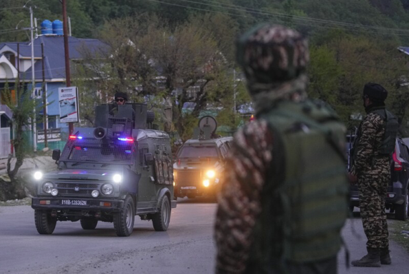 Lực lượng an ninh Ấn Độ hiện diện gần khu vực xảy ra vụ tấn công ngày 22/4. Ảnh: AP Lực lượng an ninh Ấn Độ hiện diện gần khu vực xảy ra vụ tấn công ngày 22/4. Ảnh: AP