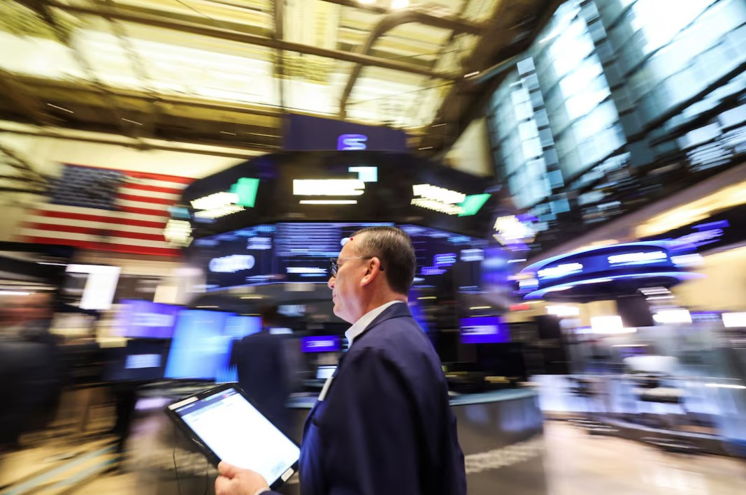 Thị trường chứng khoán liên tục chao đảo vì những phát biểu đưa ra từ Mỹ và Trung Quốc. (Ảnh: Reuters)