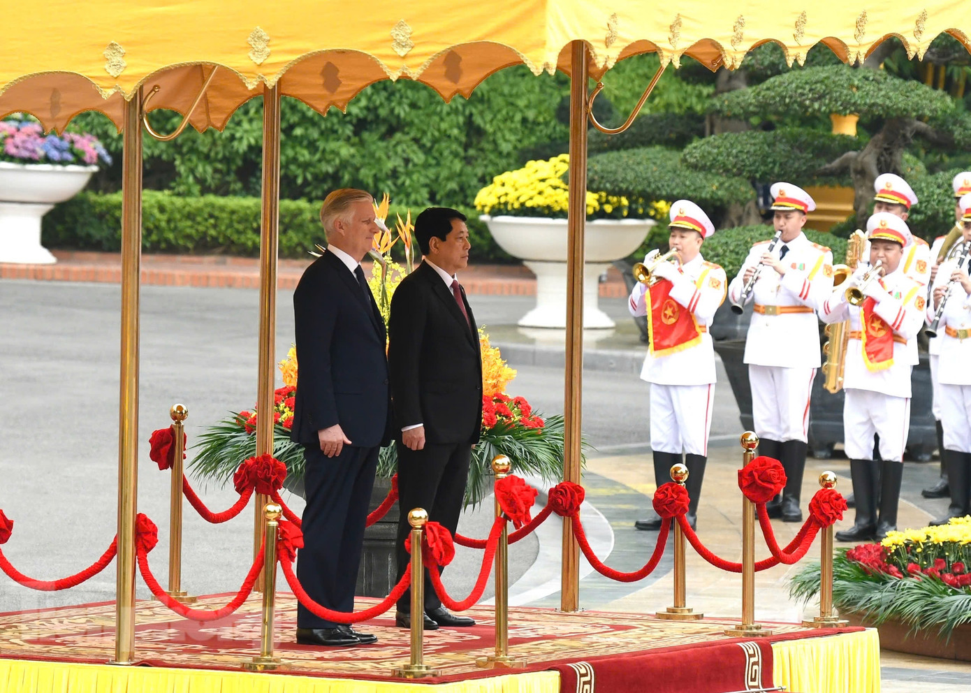 Chủ tịch nước Lương Cường và Nhà vua Bỉ đứng trên bục danh dự nghe cử hành quốc thiều hai nước. (Ảnh: Như Ý)