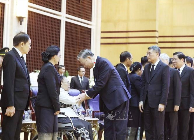 Tổng Bí thư Tô Lâm chia buồn với tang quyến. (Ảnh: TTXVN)