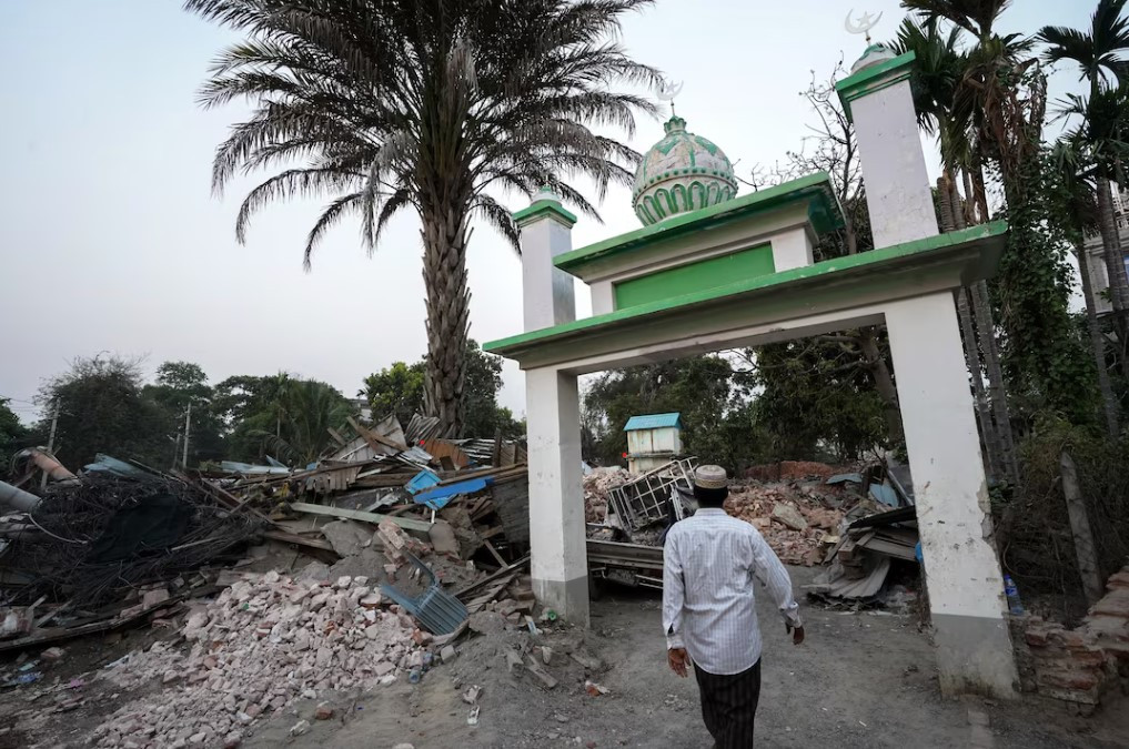 Một người đàn ông đi về phía nhà thờ Hồi giáo bị hư hại sau trận động đất mạnh ở Amarapura, Myanmar, ngày 1/4. (Ảnh: Reuters)