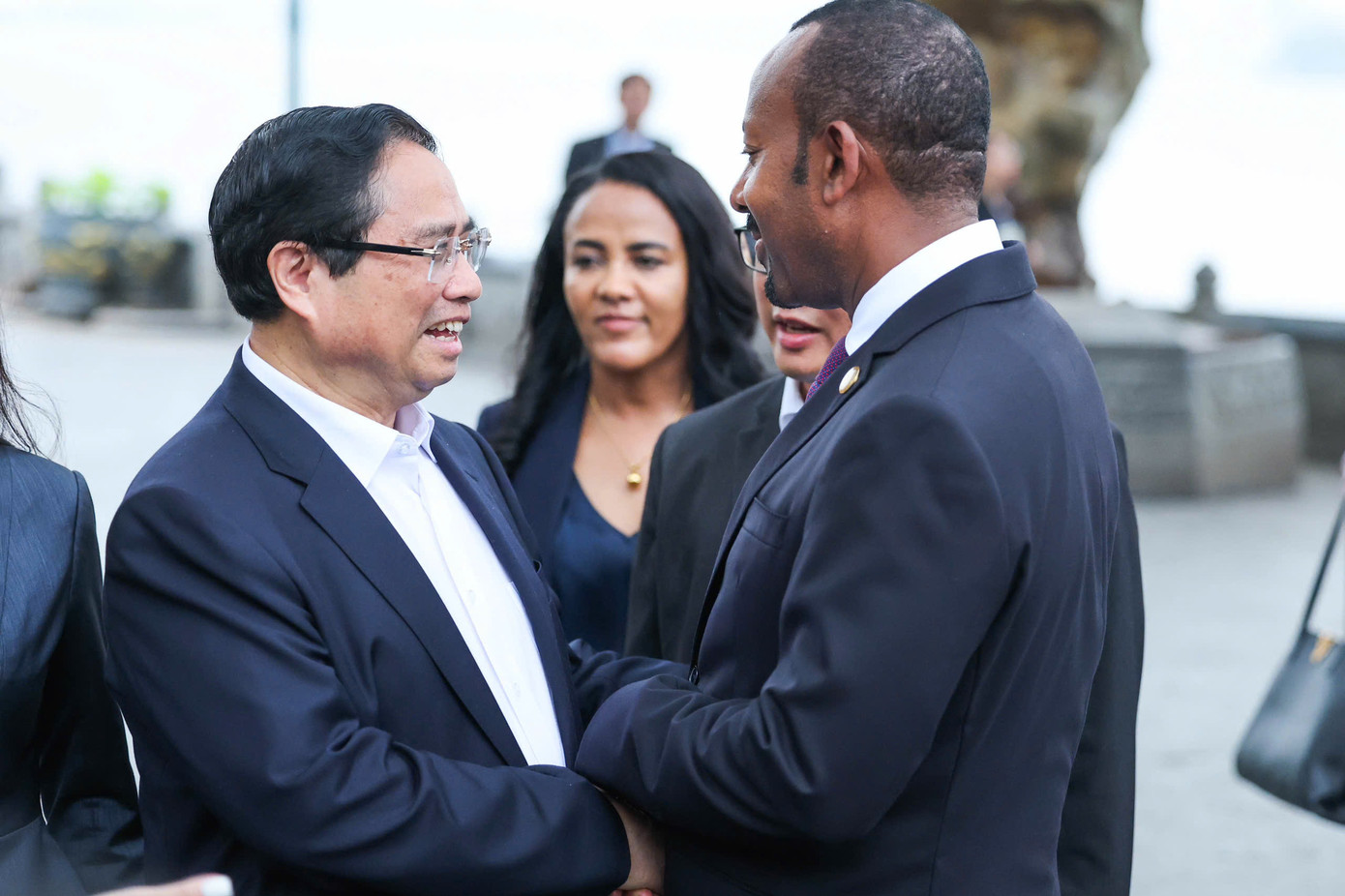 Hai Thủ tướng và hai Phu nhân gặp gỡ thân tình trong cuộc hẹn ăn sáng và đi dạo ở khu vực Hồ Tây. Ảnh: Nguyên Khánh