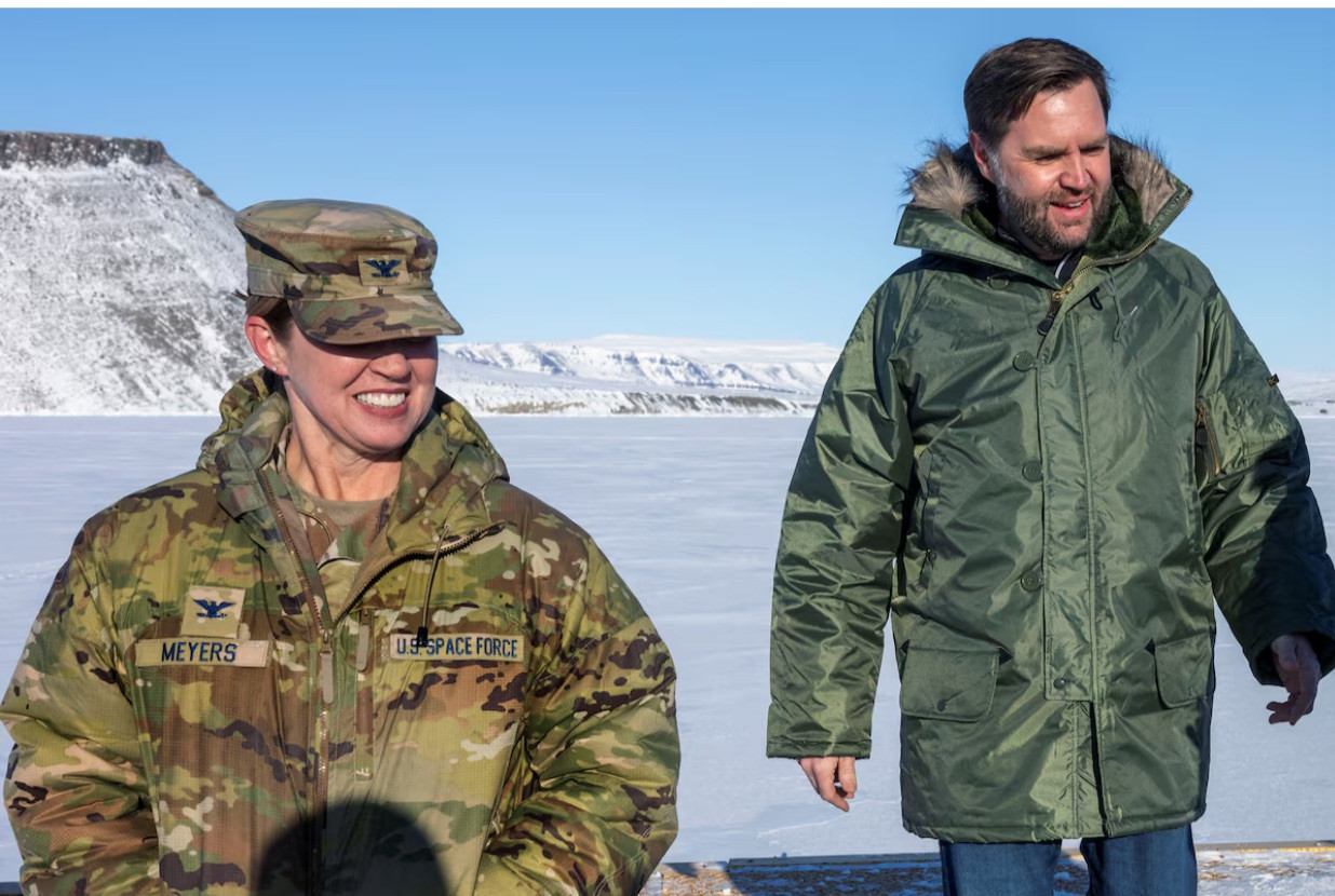 Đại tá Susan Myers và Phó Tổng thống Vance tại Greenland ngày 28/3. (Ảnh: Reuters)