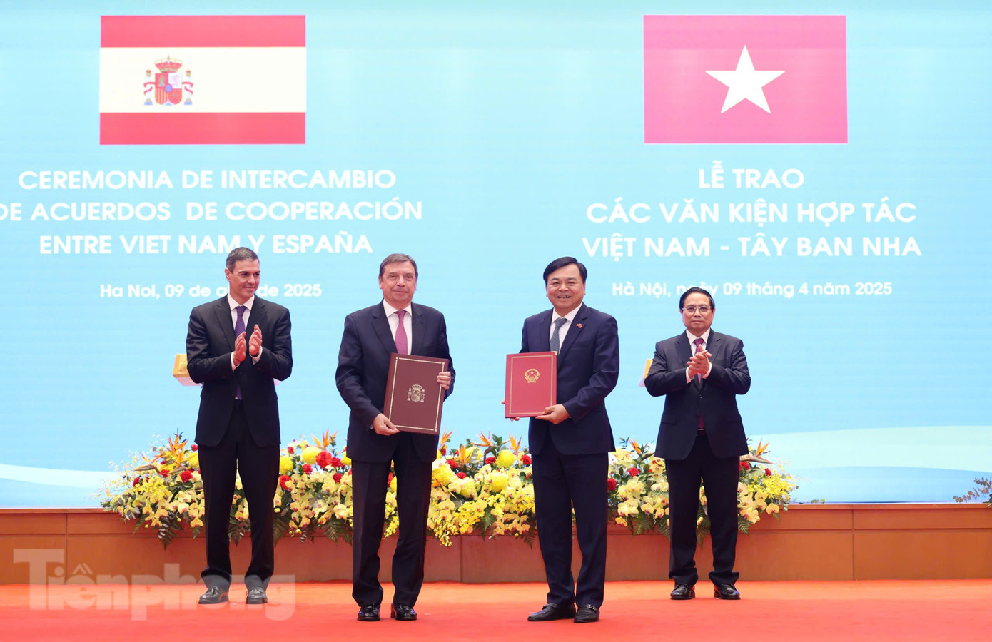 Hai Thủ tướng chứng kiến lễ trao các văn kiện hợp tác. (Ảnh: Như Ý)