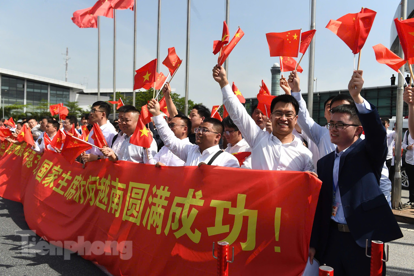 Tổng Bí thư, Chủ tịch nước Trung Quốc Tập Cận Bình rời Hà Nội ảnh 17 Tổng Bí thư, Chủ tịch nước Trung Quốc Tập Cận Bình rời Hà Nội ảnh 17