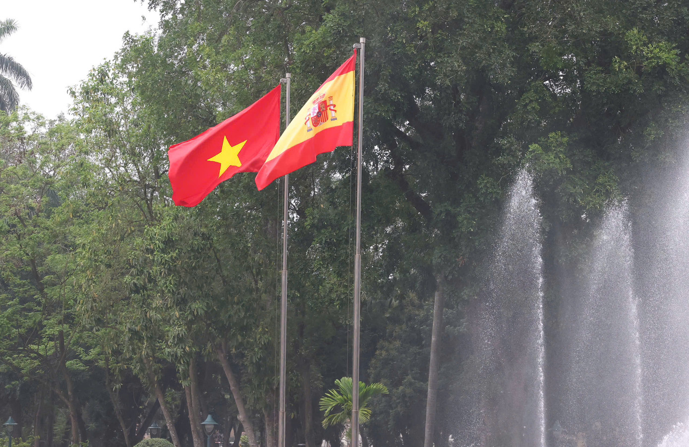 Quốc kỳ Việt Nam – Tây Ban Nha tung bay trong lễ đón. (Ảnh: Như Ý) Quốc kỳ Việt Nam – Tây Ban Nha tung bay trong lễ đón. (Ảnh: Như Ý)