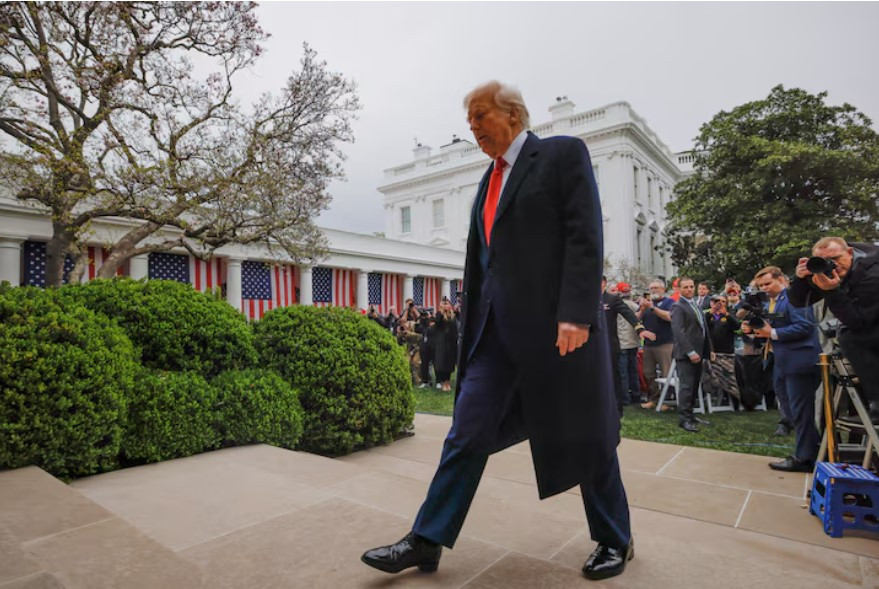 Tổng thống Mỹ Trump bước trong Vườn Hồng Nhà Trắng vào ngày công bố chính sách thuế mới. (Ảnh: Reuters) Tổng thống Mỹ Trump bước trong Vườn Hồng Nhà Trắng vào ngày công bố chính sách thuế mới. (Ảnh: Reuters)