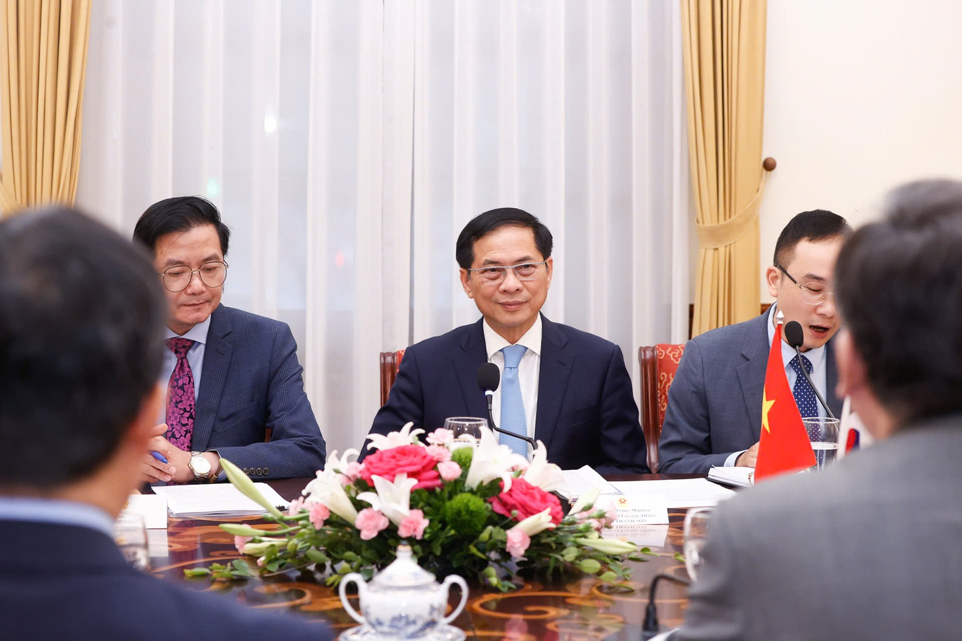 Phó Thủ tướng, Bộ trưởng Ngoại giao Bùi Thanh Sơn trong cuộc hội đàm với Bộ trưởng Ngoại giao Hàn Quốc. Ảnh: Phạm Hải Phó Thủ tướng, Bộ trưởng Ngoại giao Bùi Thanh Sơn trong cuộc hội đàm với Bộ trưởng Ngoại giao Hàn Quốc. Ảnh: Phạm Hải