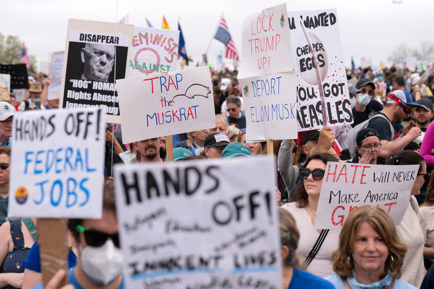 Người biểu tình giơ cao biểu ngữ trong cuộc biểu tình tại Đài tưởng niệm Washington ngày 5/4. (Ảnh: AP) Người biểu tình giơ cao biểu ngữ trong cuộc biểu tình tại Đài tưởng niệm Washington ngày 5/4. (Ảnh: AP)