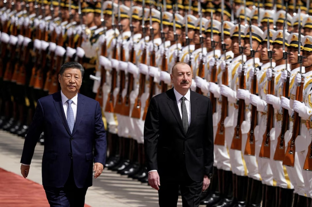 Chủ tịch Trung Quốc Tập Cận Bình và Tổng thống Azerbaijan Ilham Aliyev duyệt đội danh dự trong lễ đón ngày 23/4. (Ảnh: Reuters) Chủ tịch Trung Quốc Tập Cận Bình và Tổng thống Azerbaijan Ilham Aliyev duyệt đội danh dự trong lễ đón ngày 23/4. (Ảnh: Reuters)